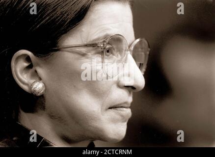 Ruth Bader Ginsburg lors de son audition de confirmation de 1993 par le Sénat américain pour un siège à la Cour suprême des États-Unis. Banque D'Images