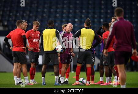 Brian Riemer (au centre), entraîneur-chef adjoint de Brentford, mène l'échauffement avant le troisième match de la coupe Carabao aux Hawthorns, West Bromwich. Banque D'Images