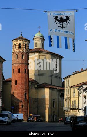 Torre Rossa (tour rouge) et Chiesa Santa Caterina (St. Eglise de Catherine) à Asti, Piémont, Italie. Banque D'Images