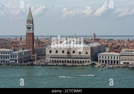 Le palais de Doge, le Campanile de San Marco, se trouve dans le contexte plus vaste de l'île. Photo prise au clocher de San Giorgio Maggiore de l'autre côté de la lagune de Venise, en Italie. Banque D'Images