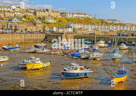 Port de Porthleven, Cornouailles, Angleterre. Banque D'Images