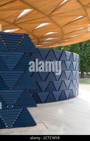 Le pavillon Serpentine de 2017, une structure temporaire en bois, dans des tons bleu foncé et naturels, de formes organiques avec cour centrale. Banque D'Images
