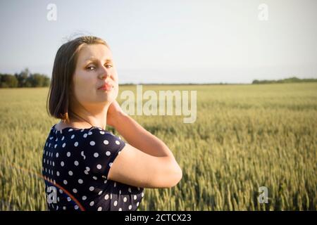 Fille levant les mains dans l'air tout en disant au revoir à une autre belle journée Banque D'Images