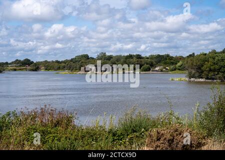 Hayling Island Golf Club, Hayling Island, Hampshire, Angleterre, Royaume-Uni - vue sur le lac Sinah avec batterie anti-avion lourde Sinah en arrière-plan Banque D'Images