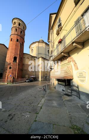 Torre Rossa (tour rouge) et Chiesa Santa Caterina (St. Eglise de Catherine) à Asti, Piémont, Italie. Banque D'Images