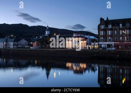 Campbeltown Picture House, Campbeltown, Écosse, Royaume-Uni. Vue sur le port au crépuscule. Banque D'Images