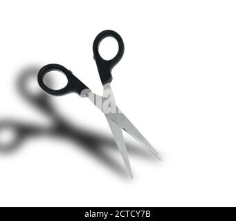 ciseaux avec stylo noir et ombre sur fond blanc Banque D'Images