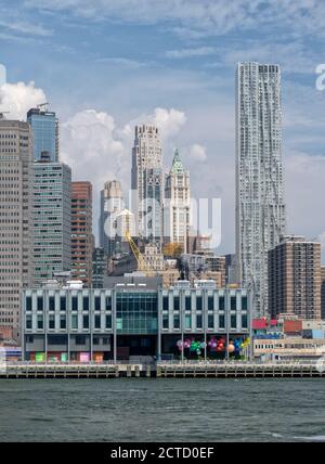 Vue de l'Hudson River de South Street Seaport, Pier 17, avec 8 Spruce Street (Beekman Tower) New York, Etats-Unis au loin. Banque D'Images