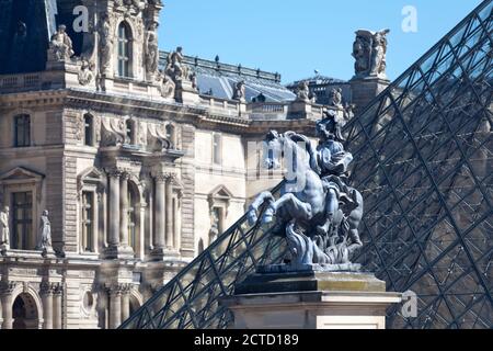 Paris, France - septembre 07 2016 : copie de la statue équestre de Louis XIV de France sous le couvert de Marcus Curtius, produite par Bernini et Franço Banque D'Images