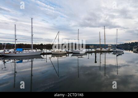 Bateaux de pêche amarrés dans le port de Coos Bay, Oregon, États-Unis Banque D'Images