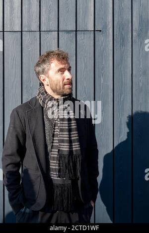 L'architecte Thomas Heatherwick parle à l'avant-première de Coal Drops Yard, un quartier de détail de King's Cross à Londres, au Royaume-Uni. Achevé en 2018, il s'agit d'un projet de réutilisation adaptative d'anciens entrepôts de charbon. Banque D'Images