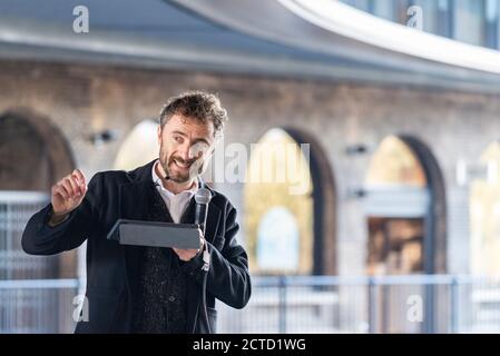 L'architecte Thomas Heatherwick parle à l'avant-première de Coal Drops Yard, un quartier de détail de King's Cross à Londres, au Royaume-Uni. Achevé en 2018, il s'agit d'un projet de réutilisation adaptative d'anciens entrepôts de charbon. Banque D'Images