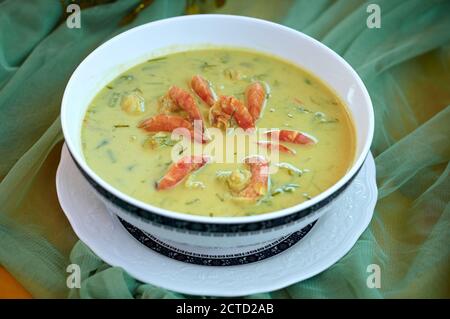 Curry au lait de noix de coco épicé aux crevettes, aliments traditionnels asiatiques Banque D'Images