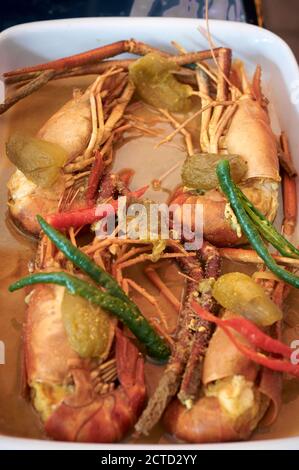 Curry au lait de noix de coco épicé aux crevettes, aliments traditionnels asiatiques Banque D'Images