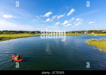 Personnes en bateau gonflable, Swan Pond River, Dennis Port, Massachusetts, États-Unis Banque D'Images