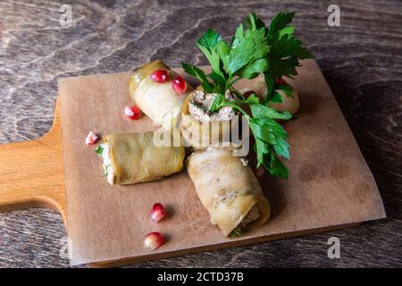 Nourriture géorgienne de tranches d'aubergines farcies aux noix, à Moscou, Russie. Banque D'Images