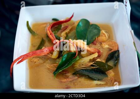 Curry au lait de noix de coco épicé aux crevettes, aliments traditionnels asiatiques Banque D'Images