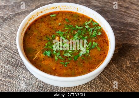 Soupe kharcho géorgienne avec bœuf. Banque D'Images