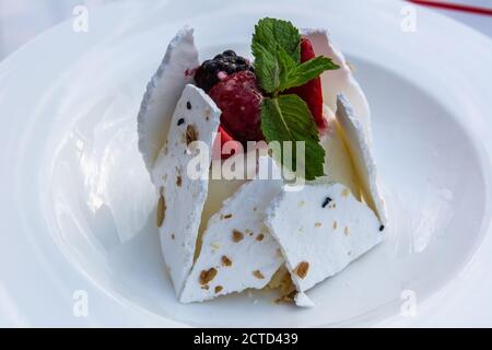 Pavlova gâteau, un dessert à base de meringue nommé d'après la ballerine russe Anna Pavlova, en Russie. Banque D'Images