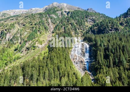 Paysage montagneux avec chute d'eau de Grawa (180m) dans la vallée de Stubaital au Tyrol, en Autriche, en été. Banque D'Images