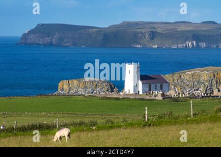 Église Ballintoy avec Rathlin en arrière-plan, Co Antrim Banque D'Images