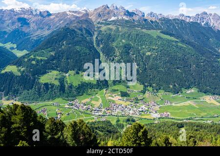 Vue sur le village de Neustift im Stubaital à Tirol, Autriche. Banque D'Images