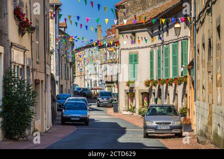 Vue sur la Grande rue, le Dorat, haute-Vienne (87), France. Banque D'Images