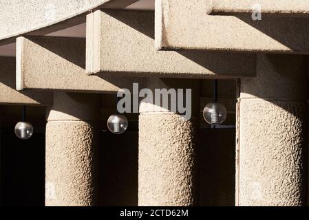 Détail extérieur de Frobisher Crescent, The Barbican Estate, City of London, Royaume-Uni. Conçu par les architectes Chamberlin, Powell et bon. Terminé en 1982. Banque D'Images