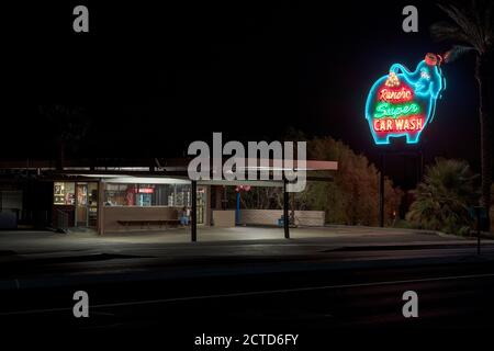 Une nuit de l'Elephant car Wash, Rancho Super car Wash, Rancho Mirage, Palm Springs, Californie, États-Unis. Banque D'Images