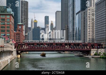 Photo d'une journée de Chicago Riverwalk, Wells Street Bridge, 1922. Pont de bascule à double étage, à double feuille, États-Unis. Banque D'Images