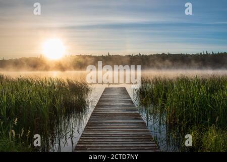 Lever de soleil d'été au lac Grayling, dans le parc national du Mont-Riding, Manitoba, Canada Banque D'Images