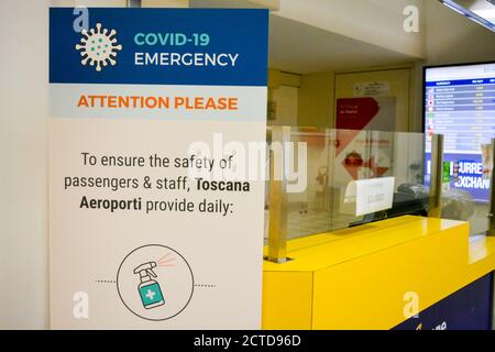 Un panneau « COVID-19 Emergency » qui assure la sécurité et la sanification du terminal. À l'arrière, un bureau de change a été fermé en raison du blocage du coronavirus. Banque D'Images