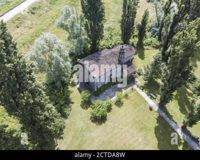 Un cliché aérien d'un terrain résidentiel avec un grand maison entourée d'arbres Banque D'Images