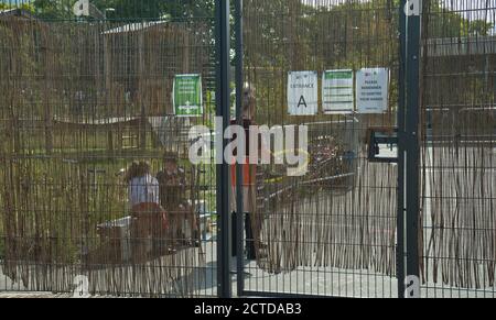 Enfants de retour à l'école dans une aire de jeux avec restrictions À la pandémie de coronavirus / Covid-19 à Londres, Angleterre, Royaume-Uni Banque D'Images