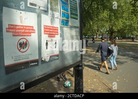 Enfants de retour à l'école dans une aire de jeux avec restrictions À la pandémie de coronavirus / Covid-19 à Londres, Angleterre, Royaume-Uni Banque D'Images