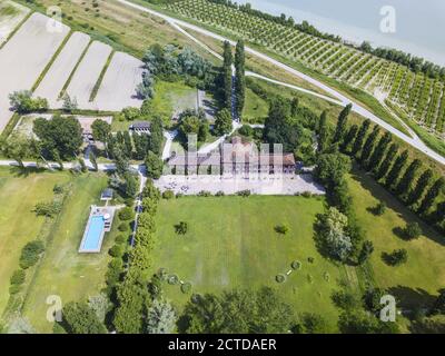 Un cliché aérien d'un terrain résidentiel avec un grand maison entourée d'arbres Banque D'Images