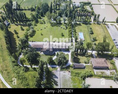 Un cliché aérien d'un terrain résidentiel avec un grand maison entourée d'arbres Banque D'Images