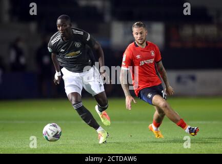 Eric Bailly (à gauche) de Manchester United et George Moncur de Luton Town lors du troisième tour de la Carabao Cup à Kenilworth Road, Luton. Banque D'Images