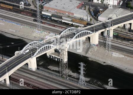 Los Angeles, Californie, États-Unis - février 2006 : vue aérienne d'archives du pont de la 6e rue, maintenant démoli, au-dessus de la rivière Los Angeles, dans la zone urbaine du sud de la Californie. Banque D'Images