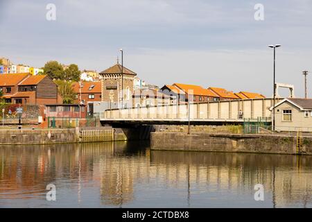 Bassin de Cumberland en direction du Pump House et du Merchants Road Swing Bridge. Bristol, Angleterre. Septembre 2020 Banque D'Images