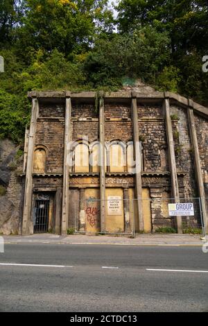 Façade de l'entrée inférieure du train Clifton Rocks. Funiculaire à l'intérieur de la roche. Bristol, Angleterre. Septembre 2020 Banque D'Images