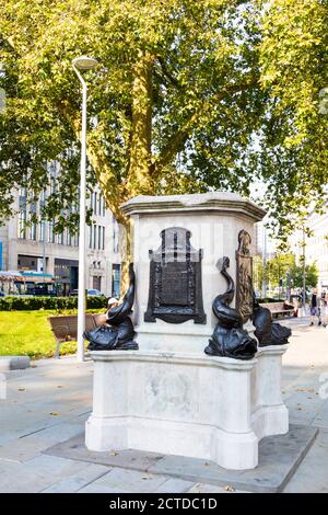 Les vestiges de la statue d'Edward Colston, renversés par les manifestants lors des manifestations de George Floyd/BLM du 7 juin 2020. Le Centre, Bristol, Angleterre. 2 septembre Banque D'Images