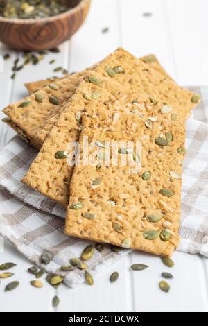 Le pain croustillant aux graines de citrouille. Knackebrot sur table blanche. Banque D'Images