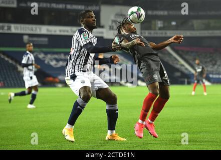 West Bromwich Cedric Kipre d'Albion (à droite) contrôle le ballon pendant le troisième match rond de la Carabao Cup aux Hawthorns, West Bromwich. Banque D'Images