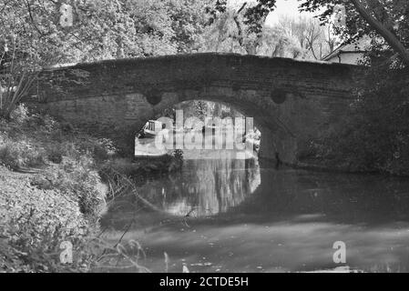 Le pont de la vache à orge au-dessus du canal de Basingstoke dans le Hampshire dans cette photo en noir et blanc Banque D'Images