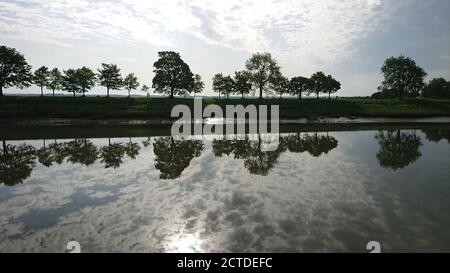 Arbres reflétés dans les eaux fixes de la belle baie De somme par Saint-Valery-sur-somme en France Banque D'Images