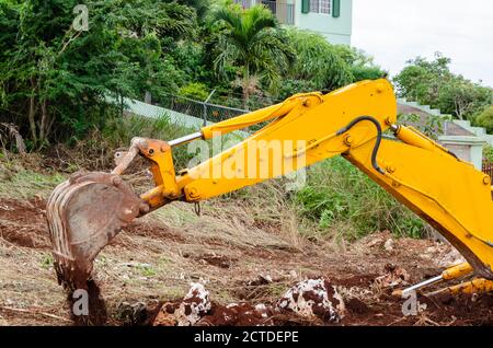 Pelle rétro excavatrice creusage de la saleté Banque D'Images