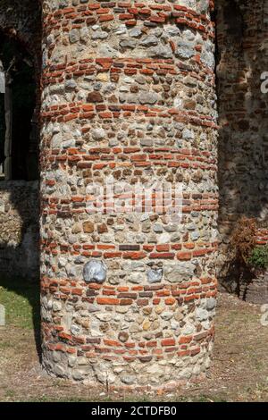 Détail montrant l'une des colonnes du Prieuré de St Botolph à Colchester, Essex, Royaume-Uni. Banque D'Images