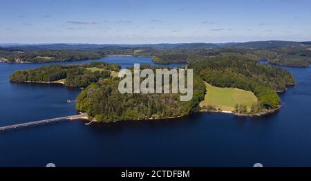 Photo aérienne de l'île du lac Vassivière au milieu de la forêt couverte Parc national des Millevaches haute-Vienne, Limousin, France Banque D'Images