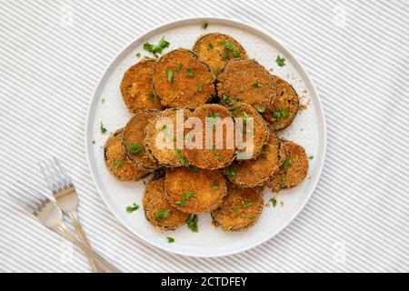 Aubergines maison au parmesan et à l'ail sur une assiette, vue sur le dessus. Flat lay, vue de dessus. Banque D'Images